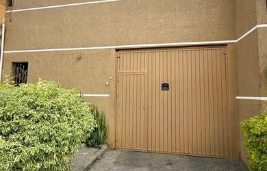 Imagem: A casa possui 2 Dormitórios, 3 Banheiros, 5 Vagas na garagem