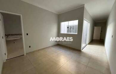 Imagem: A casa possui 2 Dormitórios, 2 Banheiros, 2 Vagas na garagem