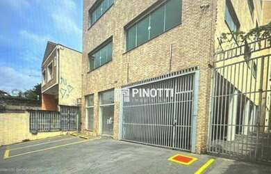 Imagem: O depósito possui 5 Vagas na garagem, 1.396m² de Área e