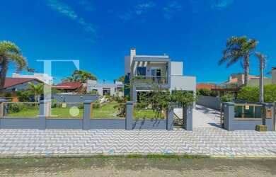 Imagem: A casa possui 3 Dormitórios, 4 Banheiros, 222m² de Área