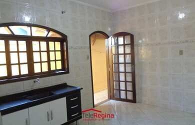 Imagem: A casa possui 3 Dormitórios, 1 Banheiro, 2 Vagas na garagem