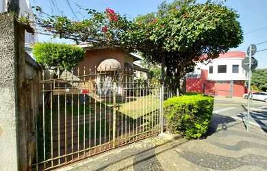 Imagem: A casa possui 3 Dormitórios, 3 Banheiros, 4 Vagas na garagem