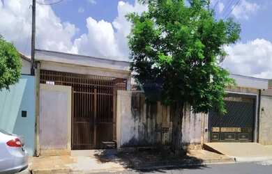 Imagem: A casa possui 3 Dormitórios, 1 Banheiro, 3 Vagas na garagem