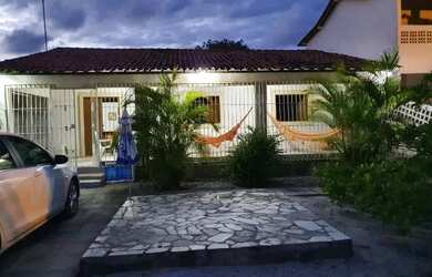 Imagem: A casa possui 3 Dormitórios, 2 Banheiros, 3 Vagas na garagem