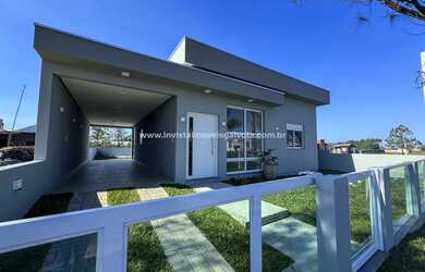 Imagem: A casa possui 3 Dormitórios, 2 Banheiros, 2 Vagas na garagem