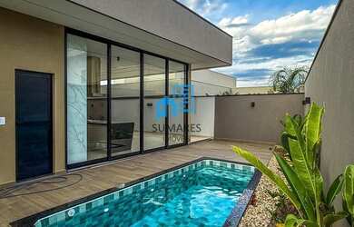 Imagem: A casa possui 3 Dormitórios, 2 Banheiros, 2 Vagas na garagem