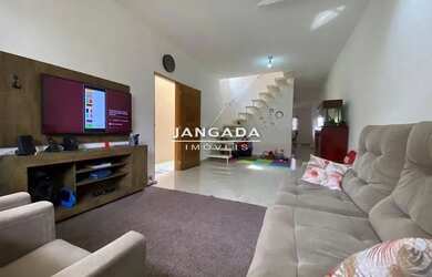 Imagem: A casa possui 3 Dormitórios, 4 Banheiros, 2 Vagas na garagem