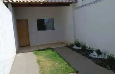 Imagem: A casa possui 2 Dormitórios, 2 Banheiros, 1 Vaga na garagem