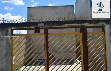 Imagem: A casa possui 3 Dormitórios, 2 Banheiros, 2 Vagas na garagem