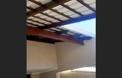 Imagem: A casa possui 2 Dormitórios, 2 Banheiros, 2 Vagas na garagem