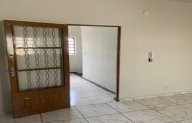 Imagem: A casa possui 2 Dormitórios, 1 Banheiro, 70m² de Área e