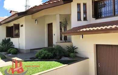 Imagem: A casa possui 4 Dormitórios, 3 Banheiros, 3 Vagas na garagem