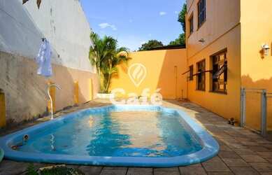 Imagem: A casa possui 4 Dormitórios, 3 Banheiros, 2 Vagas na garagem