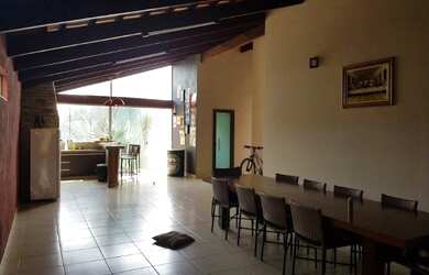 Imagem: A casa possui 3 Dormitórios, 2 Banheiros, 2 Vagas na garagem