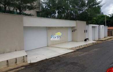 Imagem: A casa possui 5 Dormitórios, 5 Banheiros e 700m² de Área