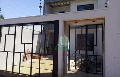 Imagem: A casa possui 3 Dormitórios, 3 Banheiros, 2 Vagas na garagem