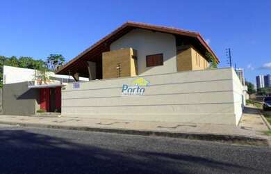 Imagem: A casa possui 4 Dormitórios, 4 Banheiros, 5 Vagas na garagem