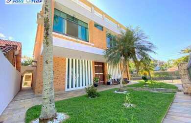 Imagem: A casa possui 5 Dormitórios, 5 Banheiros, 4 Vagas na garagem