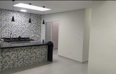 Imagem: A casa possui 3 Dormitórios, 2 Banheiros, 2 Vagas na garagem