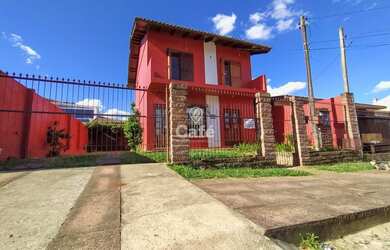 Imagem: A casa possui 5 Dormitórios, 3 Banheiros, 2 Vagas na garagem