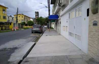 Imagem: A casa possui 3 Dormitórios, 1 Banheiro, 2 Vagas na garagem