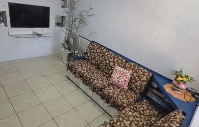 Imagem: A casa possui 3 Dormitórios, 2 Banheiros e 2 Vagas na garagem