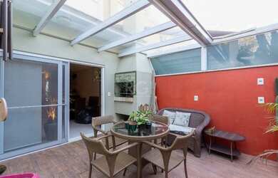 Imagem: A casa em condomínio possui 3 Dormitórios, 4 Banheiros, 2