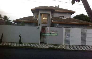 Imagem: A casa possui 4 Dormitórios, 2 Banheiros, 4 Vagas na garagem