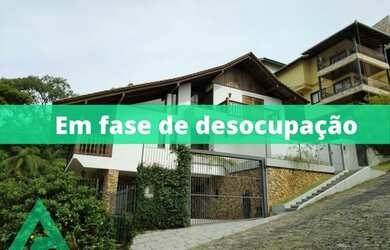 Imagem: A casa possui 3 Dormitórios, 4 Banheiros, 3 Vagas na garagem