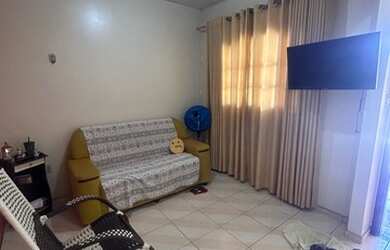 Imagem: A casa possui 1 Dormitório, 1 Banheiro, 1 Vaga na garagem