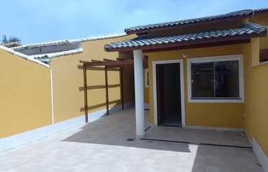 Imagem: A casa possui 3 Dormitórios, 2 Banheiros, 2 Vagas na garagem