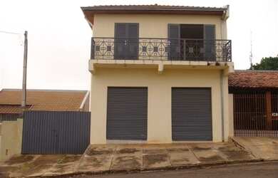 Imagem: A casa possui 2 Dormitórios, 2 Banheiros e está localizado