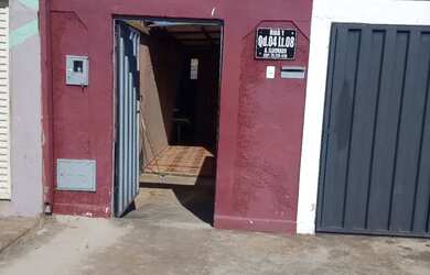 Imagem: A casa possui 3 Dormitórios, 1 Banheiro, 1 Vaga na garagem