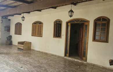 Imagem: A casa possui 3 Dormitórios, 2 Banheiros, 3 Vagas na garagem