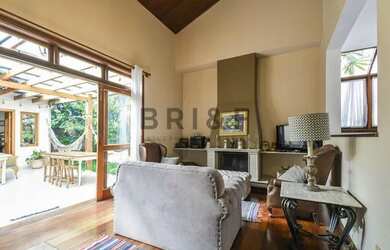 Imagem: A casa possui 3 Dormitórios, 4 Banheiros, 2 Vagas na garagem