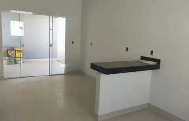 Imagem: A casa possui 2 Dormitórios, 1 Banheiro, 2 Vagas na garagem