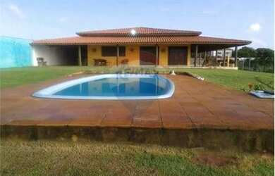 Imagem: A casa em condomínio possui 4 Dormitórios, 3 Banheiros, 5