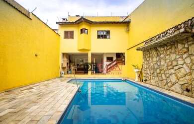 Imagem: A casa possui 4 Dormitórios, 5 Banheiros, 5 Vagas na garagem