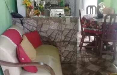 Imagem: A casa possui 1 Dormitório, 1 Banheiro, 1 Vaga na garagem