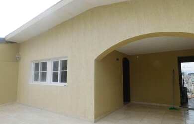 Imagem: A casa possui 3 Dormitórios, 2 Banheiros, 2 Vagas na garagem