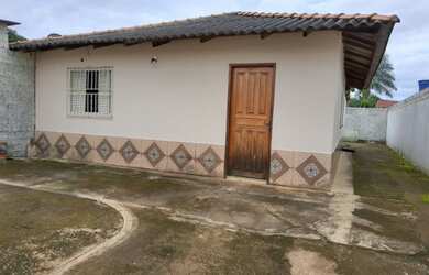 Imagem: A casa possui 3 Dormitórios e 1 Banheiro e está localizado