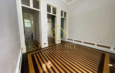 Imagem: A casa possui 3 Dormitórios, 3 Banheiros, 5 Vagas na garagem