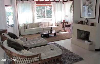 Imagem: A casa possui 4 Dormitórios, 5 Banheiros, 5 Vagas na garagem