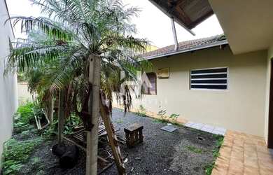 Imagem: A casa possui 5 Dormitórios, 3 Banheiros, 2 Vagas na garagem