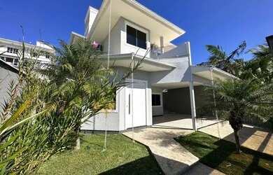 Imagem: A casa possui 3 Dormitórios, 4 Banheiros, 2 Vagas na garagem