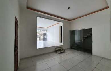 Imagem: A casa possui 3 Dormitórios, 2 Banheiros, 2 Vagas na garagem