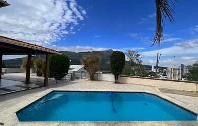 Imagem: A casa possui 3 Dormitórios, 3 Banheiros, 2 Vagas na garagem