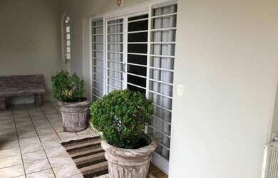 Imagem: A casa possui 3 Dormitórios, 2 Banheiros, 2 Vagas na garagem