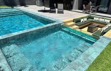 Imagem: A casa possui 4 Dormitórios, 4 Banheiros, 4 Vagas na garagem