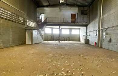 Imagem: O depósito possui 3 Vagas na garagem, 526m² de Área e está